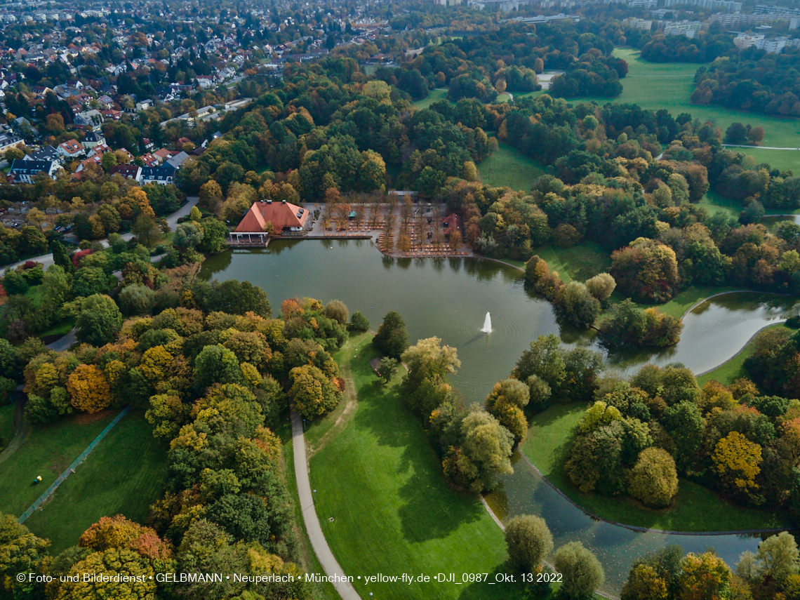13.10.2022 - Der Ostpark mit See und Biergarten in Neuperlach 13.10.2022 - Der Ostpark mit See und Biergarten in Neuperlach